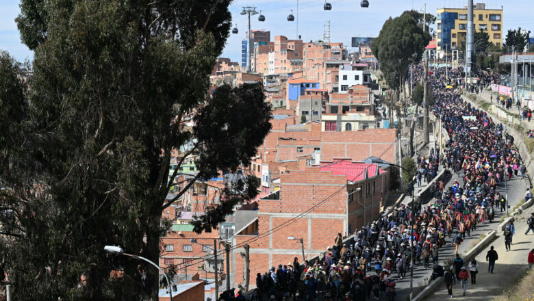 Incidentes, piquetes y caos en Bolivia por una marcha contra el presidente Rodrigo Paz