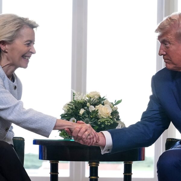 Europa acepta finalmente el acuerdo comercial impuesto por Donald Trump, que beneficia a Estados Unidos