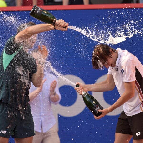 Ignacio Buse fue el inesperado campeón del ATP 500 de Hamburgo y hasta tuvo que pedir ayuda para descorchar el champagne