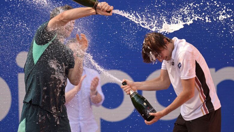 Ignacio Buse fue el inesperado campeón del ATP 500 de Hamburgo y hasta tuvo que pedir ayuda para descorchar el champagne